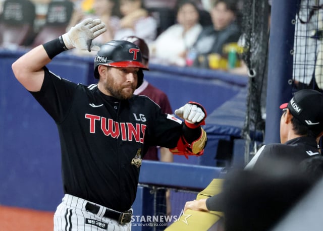 Austin, bậc 3 của LG, đã phát nổ một cú home run solo trước Bae Dong-hyun ở hiệp 5 đầu trận đấu giữa Kiwoom Heroes và LG Twins diễn ra tại Gocheok Skydome vào ngày 2 năm 2026, chạy về nhà và huấn luyện viên Yêm Kyung-yeop đang chúc mừng. Ngày 2026.07.02. Austin, bậc 3 của LG, đã phát nổ một cú home run solo trước Bae Dong-hyun ở hiệp 5 đầu trận đấu giữa Kiwoom Heroes và LG Twins diễn ra tại Gocheok Skydome vào ngày 2 năm 2026, chạy về nhà và huấn luyện viên Yêm Kyung-yeop đang chúc mừng. Ngày 2026.07.02. /Ảnh=phóng viên cao cấp Kang Young-jo cameratalks@