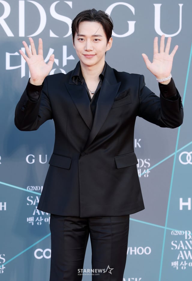 배우 이준호가 8일 서울 강남구 코엑스에서 진행된 제62회 백상예술대상 레드카펫에 참석해 포즈를 취하고 있다./2026.05.08 /사진=김휘선 hwijpg@