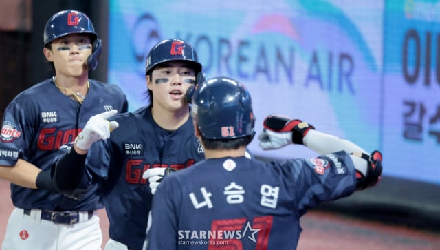 롯데 9번타자 손성빈이 13일 랜더스필드에서 열린 2026KBO리그 SSG랜더스와 롯데자이언츠 경기 4회초 1사 1루에서 투런홈런을 터트린 후 홈인하고 있다. 2026.08.13. /사진=강영조 선임기자