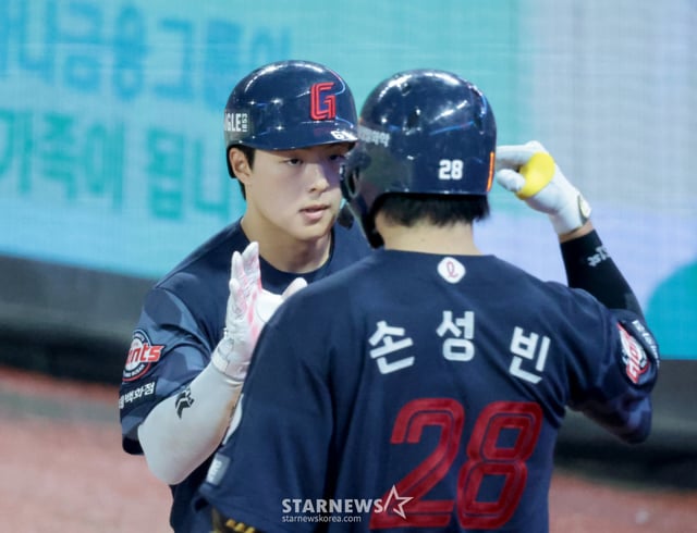 롯데 7번타자 한태양이 13일 랜더스필드에서 열린 2026KBO리그 SSG랜더스와 롯데자이언츠 경기 4회초 타케다를 상대로 솔로홈런을 터트린 후 홈인하고 있다. 2026.08.13. /사진=강영조 선임기자