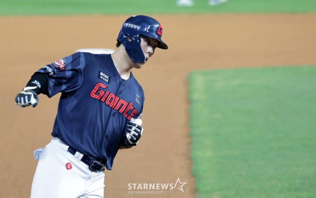 롯데 5번타자 고승민이 13일 랜더스필드에서 열린 2026KBO리그 SSG랜더스와 롯데자이언츠 경기 4회초 선두타자로 나와 타케다를 상대로 솔로홈런을 터트린 후 홈인하고 있다. 2026.08.13. 롯데 5번타자 고승민이 13일 랜더스필드에서 열린 2026KBO리그 SSG랜더스와 롯데자이언츠 경기 4회초 선두타자로 나와 타케다를 상대로 솔로홈런을 터트린 후 홈인하고 있다. 2026.08.13. /사진=강영조 선임기자