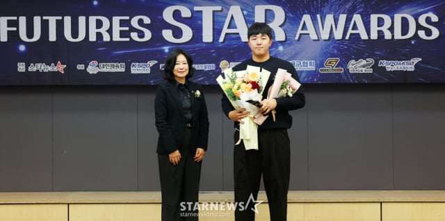 야구 부문 대상 수상자 김민준(대구고3·SSG)이 지난해 서울 중구 프레스센터에서 진행된 '2025 퓨처스 스타대상' 시상식에 참석해 수상한 뒤 김나미 대한체육회 사무총장과 기념촬영을 하고 있다. 올해로 4회째를 맞는 '2025 퓨처스 스타대상(스타뉴스 주최·주관, 대한체육회, 국민체육진흥공단, 대한야구소프트볼협회, 대한민국농구협회, 대한배구협회, 골드볼파크, 크로커다일 캐리어, 한국스포츠레저주식회사 후원)'은 한국 스포츠 발전과 아마추어 체육 활성화에 기여하고자 종목별로 한 해 동안 가장 뛰어난 활약을 보인 고교 선수를 선정하고 잠재력이 돋보이는 유망주를 격려하기 위해 고교 저학년 선수를 발굴해 시상하는 행사이다. /2025.11.24 /사진=김휘선 기자