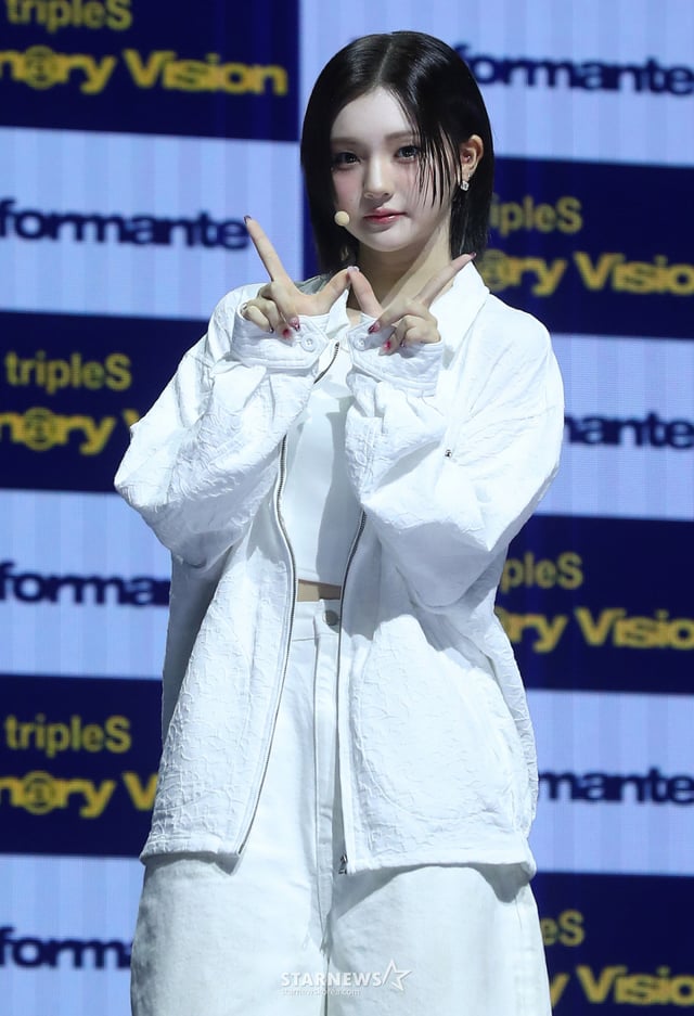 La miembro del grupo femenino tripleS Vision@ry Vision (en adelante VV), Yeonji, posa durante un showcase conmemorativo del lanzamiento de su primer álbum 'Performante' en el Yes24 Live Hall del distrito de Gwangjin, Seúl, en 2024. el 23 de 2024 /Foto=reportero Kim Chang-hyun