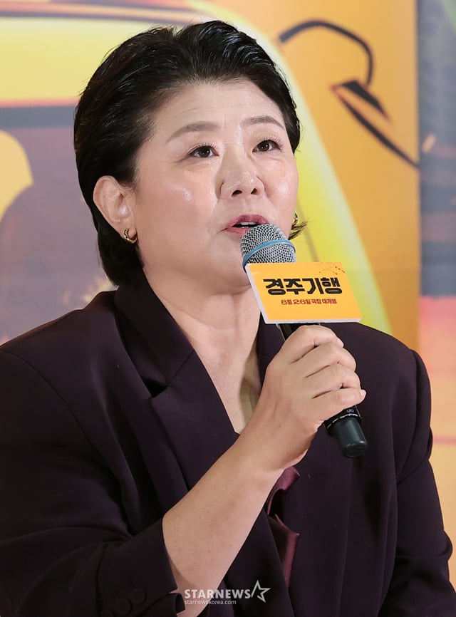 (Seoul=NEWS1) Phóng viên Kwon Hyun-jin = Nữ diễn viên Lee Jung-eun đang phát biểu tại buổi công chiếu báo chí và cuộc họp báo của bộ phim 'Chuyến du lịch Gyeongju' (đạo diễn Kim Mi-jo) được tổ chức vào chiều ngày 13 tại Lotte Cinema Worldtower, Quận Songpa, Seoul. 'Chuyến du lịch Gyeongju' là một bộ phim về cuộc trả thù gia đình của bốn mẹ con, những người đã bắt đầu một chuyến du lịch "giết chết" sau 8 năm chờ đợi cho con gái út Gyeongju, người không thể quay trở lại từ chuyến du ngoạn học tập. 2026.8.13/NEWS1 Bản quyền © NEWS1. Tất cả các quyền được bảo lưu. Cấm sao chép toàn bộ và phân phối lại, cấm sử dụng để đào tạo AI. /ảnh=(Seoul=NEWS1) Phóng viên Kwon Hyun-jin