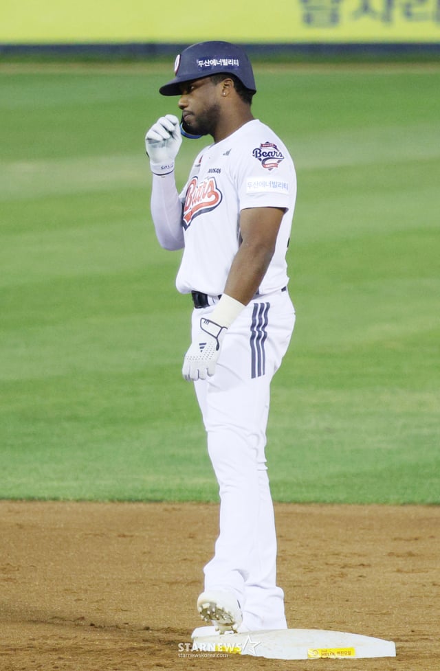 Trận đấu giữa Doosan Bears và Hanwha Eagles của Giải Shinhan SOL KBO 2026 diễn ra vào ngày 12 tại sân vận động bóng chày Seoul Jamsil. Tay đánh Severino của Doosan đã đánh một cú đánh chính xác sang phải với 2 out và 1 người trên chốt 1 ở nửa đầu hiệp 7, và khi bóng được chuyển về home do lỗi của đối phương, anh đã tiến tới chốt 2 rồi thực hiện một buổi lễ kỷ niệm. /ảnh=phóng viên trưởng Kim Jin-kyung kim.jinkyung@