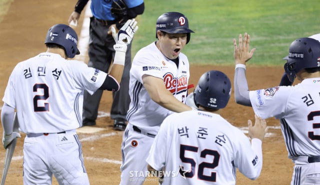 2026 신한 SOL KBO리그 두산 베어스 대 한화 이글스 경기가 13일 서울 잠실야구장에서 열렸다. 두산 양의지가 4회말 1사 1,2루에서 한화 선발 류현진을 상대로 3점 홈런을 날리고 홈인하고 있다. /사진=김진경 kim.jinkyung@