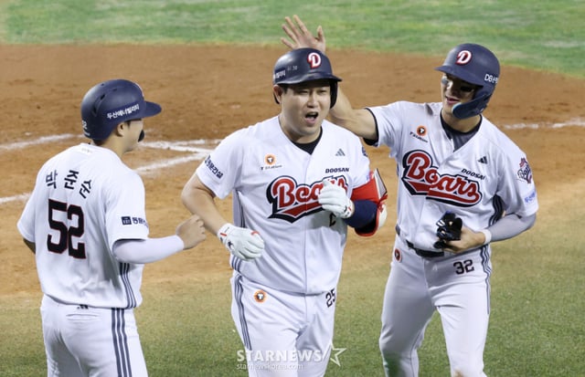 2026 신한 SOL KBO리그 두산 베어스 대 한화 이글스 경기가 13일 서울 잠실야구장에서 열렸다. 두산 양의지가 4회말 1사 1,2루에서 한화 선발 류현진을 상대로 3점 홈런을 날리고 홈인하고 있다. /사진=김진경 kim.jinkyung@