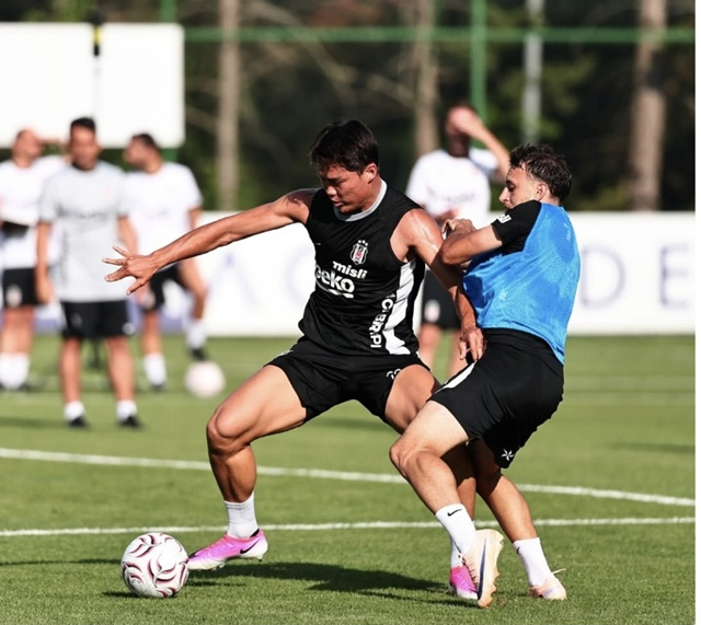 Roh Hyun-gyu (trái) tập trung trong buổi tập luyện. /Ảnh=Beşiktaş SNS