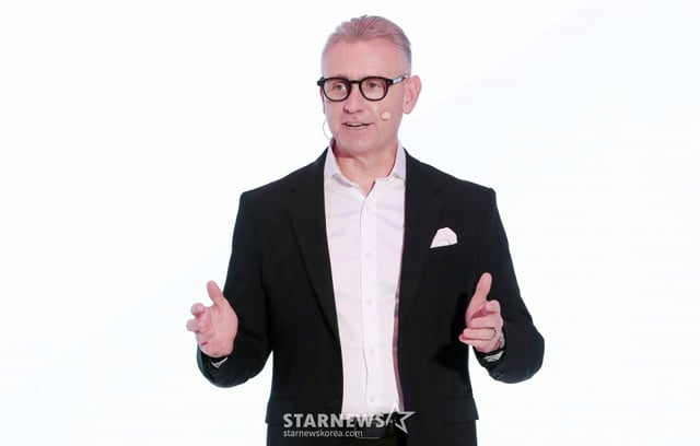 스티브 클로티 사장이 13일 서울 중구 장춘단로 신라호텔 영빈관에서 열린 아우디코리아, 2025 신년 미디어 라운드 테이블에 참석, 2025년 계획 및 향후 비전을 발표하고 있다. 아우디코리아는 이번 신년 미디어 라운드테이블 행사를 통해 클로티 사장이 직접 올해 계획과 비전을 발표했으며, 또한 아우디는 올해 16종의 신차 출시를 통해 지난해 판매량 부진의 반전을 노릴 계획으로 알려졌다. /사진=임한별(머니S)