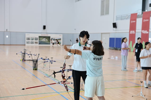 Proceso de exploración de disciplinas para jóvenes y adolescentes. An San (izquierda), «la heroína del tiro con arco coreano», instruye a un estudiante. /foto=Federación Deportiva de Corea proporcionado
