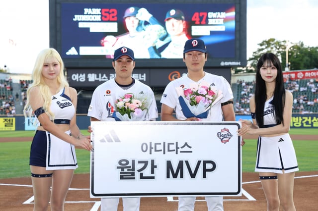 박준순(왼쪽에서 두 번째)과 곽빈(왼쪽에서 세 번째). /사진=두산 베어스 제공