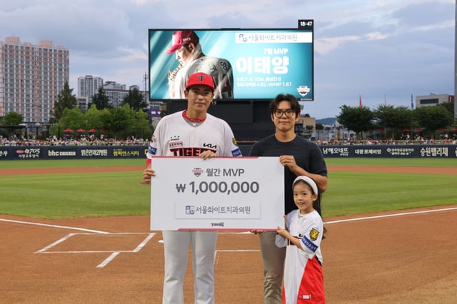 KIA Tigers' Lee Tae-yang (left) and Seoul-hwaLee Teu-chi-gwa (Rep.) Director Ha Dong-ok. /Photo=KIA Tigers provided