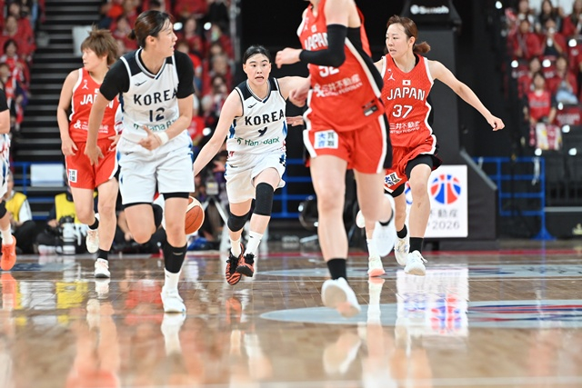 Lee So-hee (al centro) logra una defensa y cambia rápidamente al contraataque. /foto=Asociación Japonesa de Baloncesto proporcionado