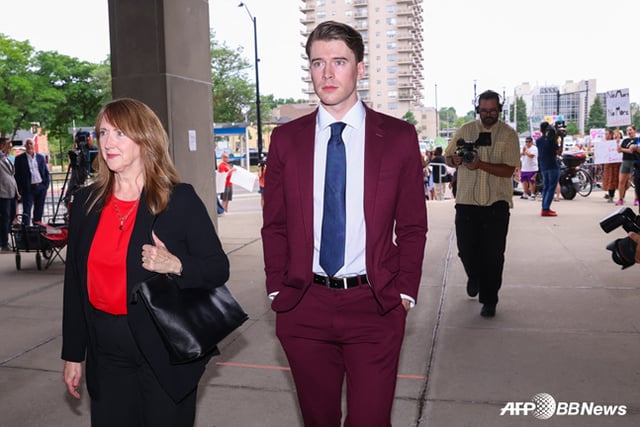 Carter Hart (center). /AFPBBNews=NEWS1