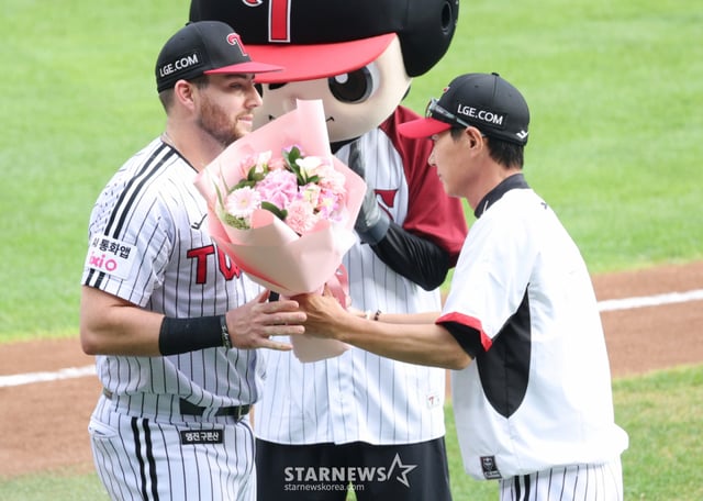 2026 신한 SOL KBO리그 LG 트윈스 대 NC 다이노스 경기가 23일 서울 잠실야구장에서 열렸다. LG 오스틴이 경기 전 시상식에서 KBO 리그 6월 MVP를 수상한 후 염경엽 감독이 축하 꽃다발을 받고 있다. /사진=김진경 kim.jinkyung@