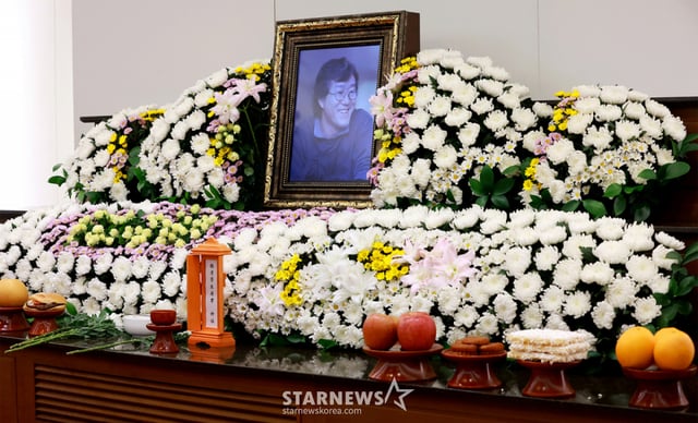 (서울=뉴스1) 사진공동취재단 = 14일 서울 종로구 서울대학교병원 장례식장에 고(故) 안판석 감독의 빈소가 마련돼 있다.  고인은 지난달 뇌출혈로 쓰러져 입원 치료를 받아왔으나 끝내 회복하지 못하고 세상을 떠났다.   '하얀거탑'(2007) '아내의 자격'(2012) '밀회'(2014) '풍문으로 들었소'(2015) '밥 잘 사주는 예쁜 누나'(2018) '봄밤'(2019) 등 작품을 선보이며 국내 드라마계를 대표하는 감독으로 활약했다. 지난해에는 이제훈 김대명 성동일 주연의 JTBC 드라마 '협상의 기술'을 선보였다. 2026.8.14/뉴스1  Copyright © 뉴스1. All rights reserved. 무단 전재 및 재배포,  AI학습 이용 금지. /사진=(서울=뉴스1) 사진공동취재단