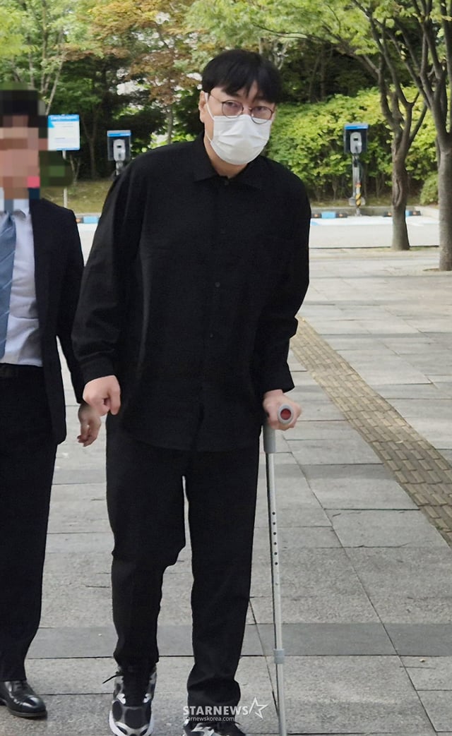 (여주=뉴스1) 양희문 기자 = 개그맨 이진호가 14일 수원지법 여주지원에서 열린 음주운전 및 불법도박 혐의 사건 첫 공판에 출석하고 있다. 2026.8.14/뉴스1  Copyright © 뉴스1. All rights reserved. 무단 전재 및 재배포,  AI학습 이용 금지. /사진=(여주=뉴스1) 양희문 기자