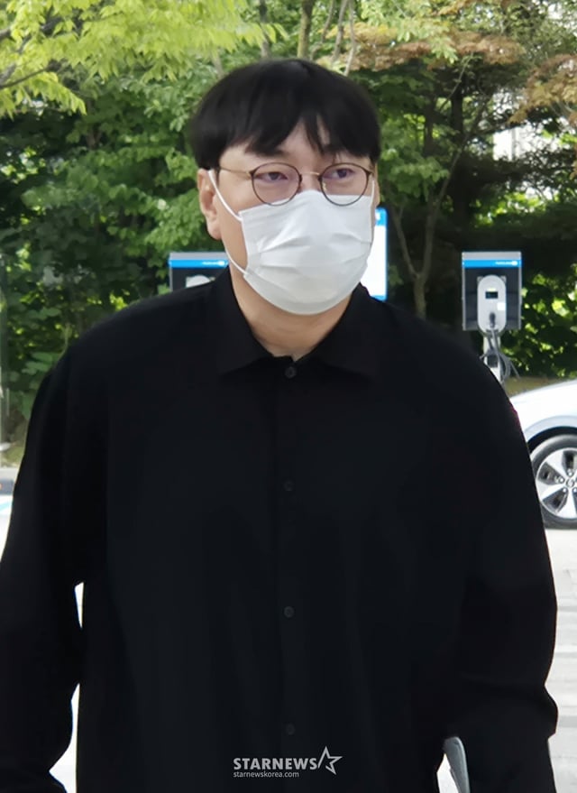 (여주=뉴스1) 양희문 기자 = 개그맨 이진호가 14일 수원지법 여주지원에서 열린 음주운전 및 불법도박 혐의 사건 첫 공판에 출석하고 있다. 2026.8.14/뉴스1 Copyright © 뉴스1. All rights reserved. 무단 전재 및 재배포, AI학습 이용 금지. /사진=(여주=뉴스1) 양희문 기자