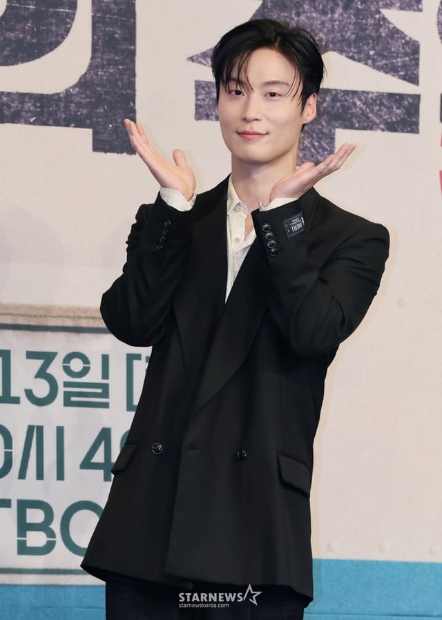 배우 허남준이 11일 오후 서울 구로구 더링크호텔에서 진행된 JTBC 토일드라마 '백번의 추억' 제작발표회에 참석해 포즈를 취하고 있다. 1980년대 100번 버스 안내양 영례와 종희의 빛나는 우정, 그리고 두 친구의 운명적 남자 재필을 둘러싼 애틋한 첫사랑을 그린 뉴트로 청춘 멜로 드라마 '백번의 추억'은 오는 13일 첫 방송된다. /2025.09.11 /사진=이동훈 photoguy@