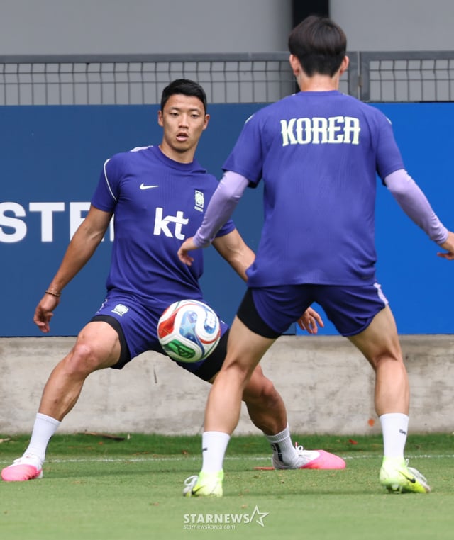 대한민국 축구 국가대표팀이 2026 북중미월드컵 A조 2차 예선을 앞두고 멕시코 과달라하라 치바스 베르데 바예에서 훈련을 진행했다. 황희찬이 패싱 훈련을 하고 있다. /사진=김진경 대기자