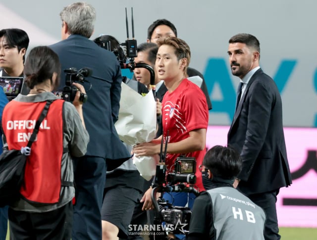 ATM 전격 이적한 이강인이 2026쿠팡플레이 시리즈 맨체스터시티와 아틀레티코 마드리드 경기를 마친 후 스페인의 전설적인 공격수 다비드 비야가 함께 한 국내팬들을 위한 입단식에서 소감을 밝히고 있다. /사진=강영조 선임기자