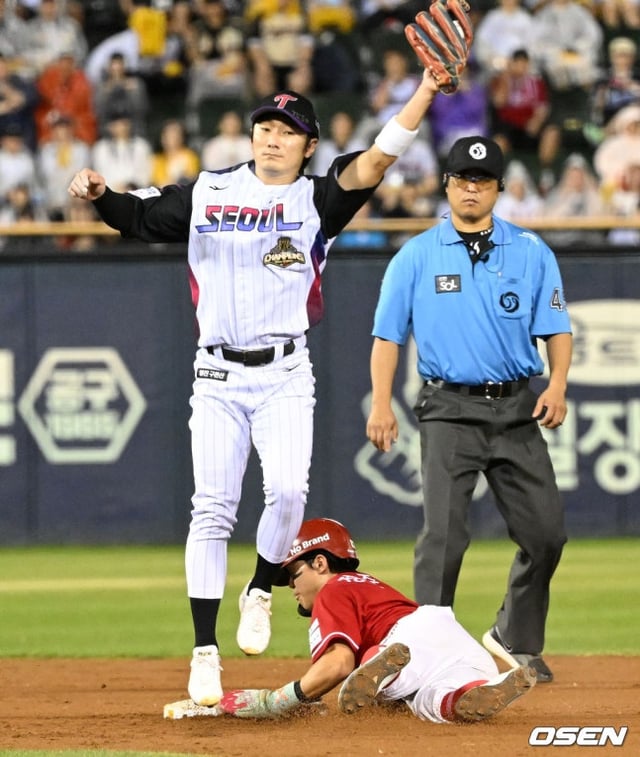 SSG 정준재(아래 빨간옷)가 14일 잠실 LG전 9회초 2사에서 2루 도루에 성공했다.