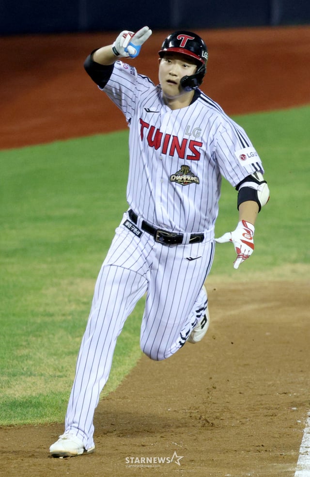 LG's Moon Jeong-bin rounds the bases after hitting a home run. /Photo=Chief correspondent Kim Jin-kyung