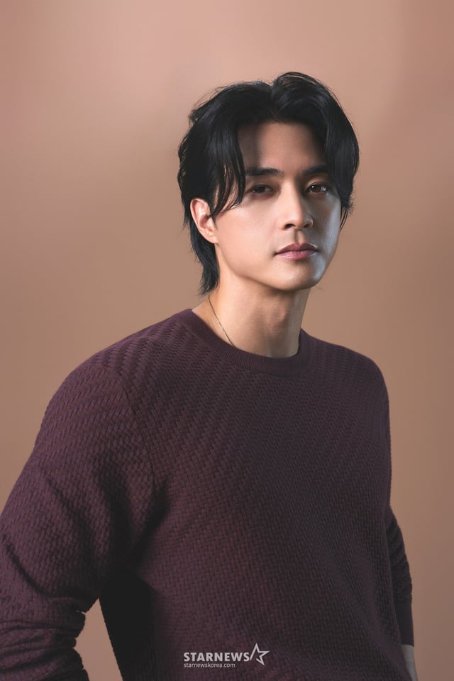 Actor Kim Ji-hoon poses for a roundtable interview held on the 13th for Coupang Play's drama "It's Not an Affair That's a Problem." /Photo provided by Coupang Play /2026.08.13 /Photo=Kim Hwi-seon hwijpg@