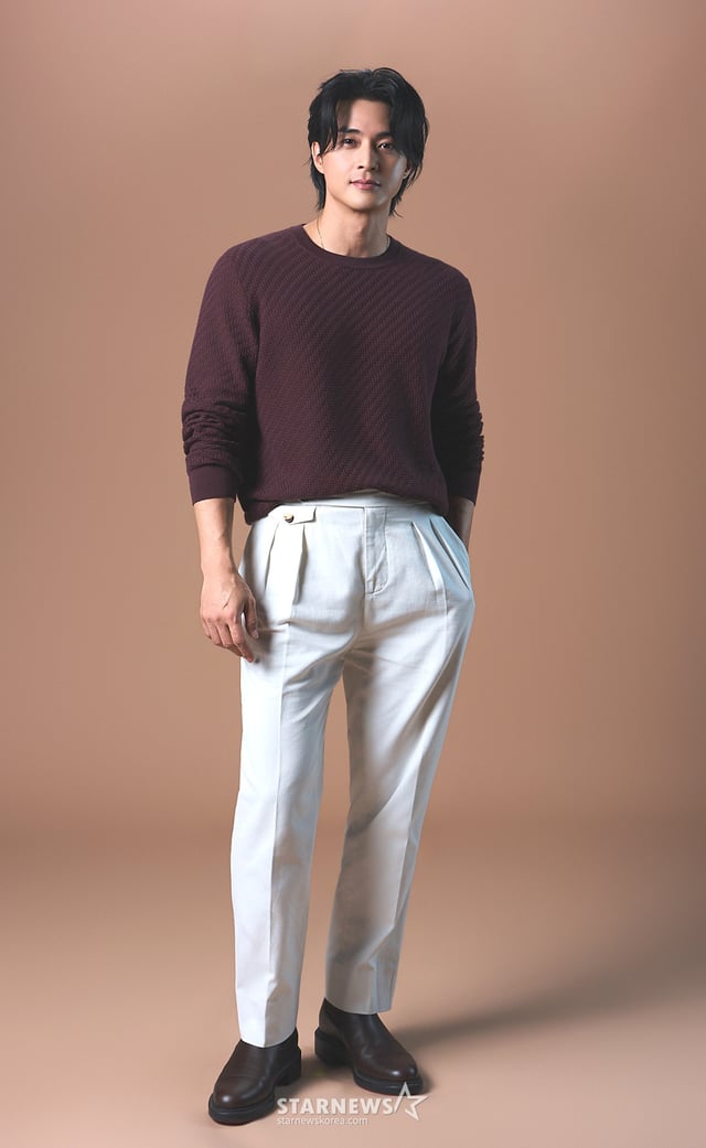 Actor Kim Ji-hoon poses for a roundtable interview held on the 13th for Coupang Play's drama "It's Not an Affair That's a Problem." /Photo provided by Coupang Play /2026.08.13 /Photo=Kim Hwi-seon hwijpg@