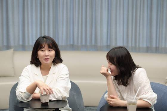 Hong Jin-ju PD (left), Yoon Al-eum writer /Photo=CJ ENM