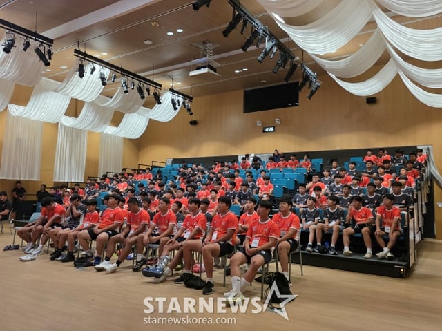 럭비 꿈나무들이 15일 인천광역시 서구 청라동에 위치한 하나글로벌캠퍼스에서 열린'제3회 OK 읏맨 럭비 아카데미'에 참가해 2박 3일의 일정을 시작했다. /사진=김동윤 기자 