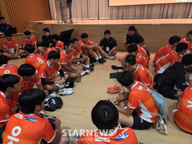 럭비 꿈나무들이 15일 인천광역시 서구 청라동에 위치한 하나글로벌캠퍼스에서 열린'제3회 OK 읏맨 럭비 아카데미'에 참가해 2박 3일의 일정을 시작했다. /사진=김동윤 기자 