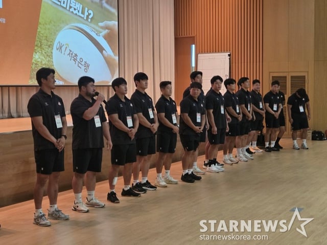 OK 읏맨 럭비단 선수들이 15일 인천광역시 서구 청라동에 위치한 하나글로벌캠퍼스에서 열린'제3회 OK 읏맨 럭비 아카데미'에 참가해 자기 소개에 나섰다. /사진=김동윤 기자 