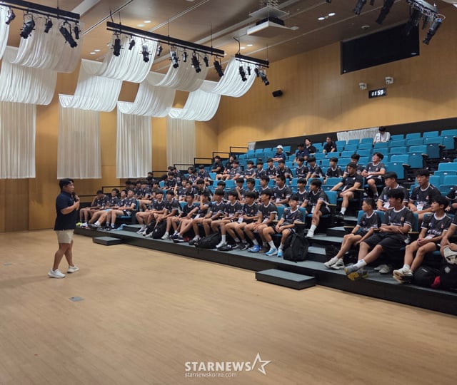 서인수 대한체육회 럭비상임심판이 15일 인천광역시 서구 청라동에 위치한 하나글로벌캠퍼스에서 열린'제3회 OK 읏맨 럭비 아카데미'에서 규칙을 설명했다. /사진=김동윤 기자 