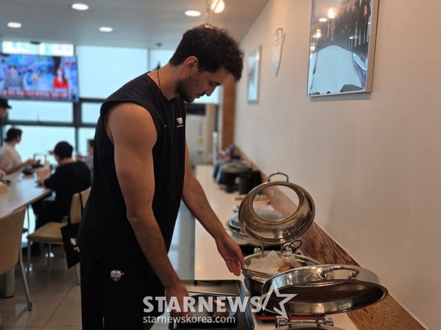 우리카드 아라우조가 최근 인천광역시에 위치한 우리카드 클럽하우스 식당에서 식사를 위해 담고 있다. /사진=김동윤 기자