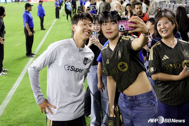 孫興民と記念ショットを撮った朴ジヒョン(右)。 /AFPBBNews=ニュース1