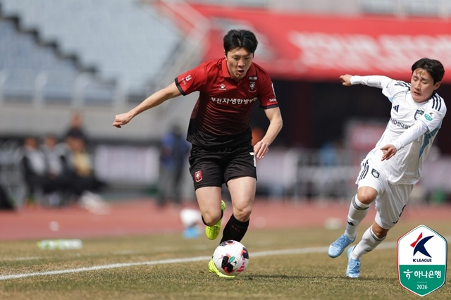 Shin Jae-won (left). /Photo=Korea Professional Football League