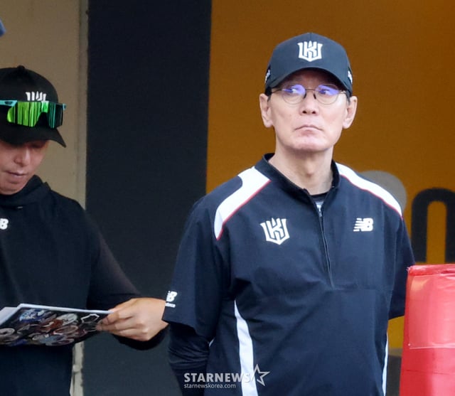 KT manager Lee Kang-cheol watches the field during the 2026 KBO League match between SSG Landers and KT Wiz at Incheon SSG Landers Field on June 5, 2026. /Photo=Senior reporter Kang Young-jo cameratalks@