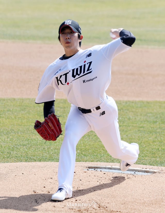 KT left-handed pitcher Oh Won-seok winds up during the 2026 KBO preseason game between KT Wiz and LG Twins at KT Wiz Park on March 17, 2026. /Photo=Senior reporter Kang Young-jo cameratalks@