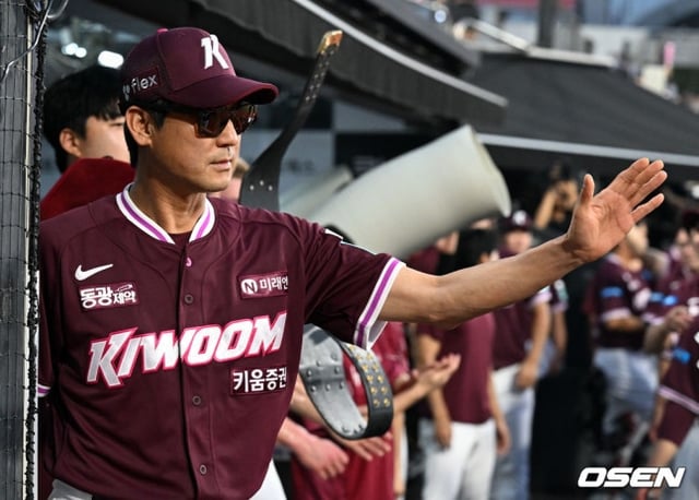 Huấn luyện viên Seol Jong-jin thực hiện Haifa ăn mừng sau cú home run ba điểm của Park Chan-hyuk ở hiệp 1.