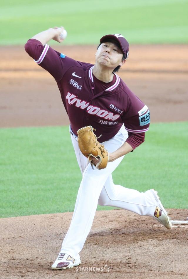 2026新韓（シンハン）SOLKBOリーグLGツインズ対キウムヒーローズの試合が29日、ソウル蚕室（チャムシル）野球場で行われた。  キウムの先発ハ·ヨンミンが力投している。 /写真=キム·ジンギョン kim.jinkyung@