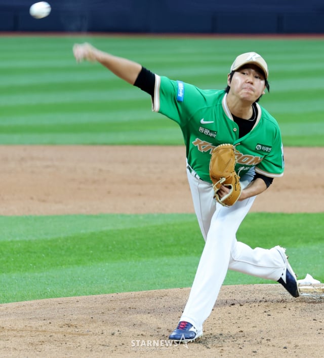 キウム右腕のハ·ヨンミン投手が9日、水原KTウィズパークで開かれる2026KBOリーグ前半期最後の3連戦キウムヒーローズとKTウィズの試合で先発に出て力投している.. 2026.07.09./写真=カン·ヨンジョ cameratalks@