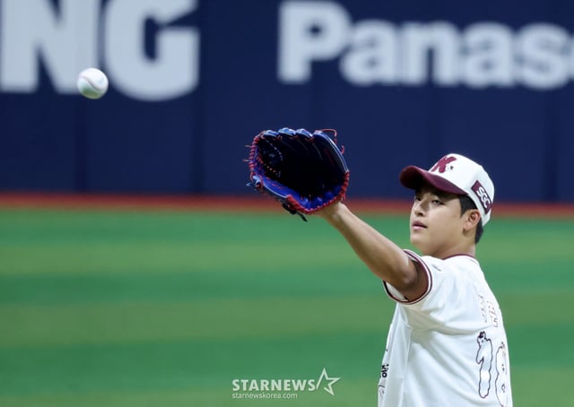 キウム右腕投手のパク·ジュンヒョンが4日、高尺スカイドームで開かれる2026KBOリーグのキウムヒーローズと斗山ベアーズの試合で先発に出て力投している。 . 2026.07.04./写真=カン·ヨンジョ cameratalks@