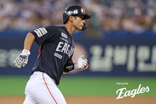 Park Jung-hyun của Hanwha Eagles đã đánh home run trong trận đấu với Samsung Lions ngày 14 và chạy vòng base. /ảnh=Hanwha Eagles cung cấp