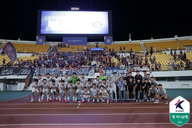 水原(スウォン)FC選手団が坡州(パジュ)フロンティアFC戦の勝利後、記念写真を撮っている。 /写真=韓国プロサッカー連盟提供