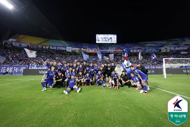 水原三星(スウォン·サムスン)選手団が金海(キムヘ)FC戦の勝利後、記念写真を撮っている。 /写真=韓国プロサッカー連盟提供