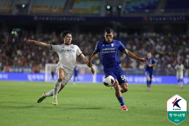 Bruno Silva (right) and Choi Ki-yoon are seen battling for the ball during the Hana Bank K League 2 2026 Round 22 match held at Suwon World Cup Stadium on the afternoon of the 15th at 7:30 p.m. /Photo=Korea Professional Football League