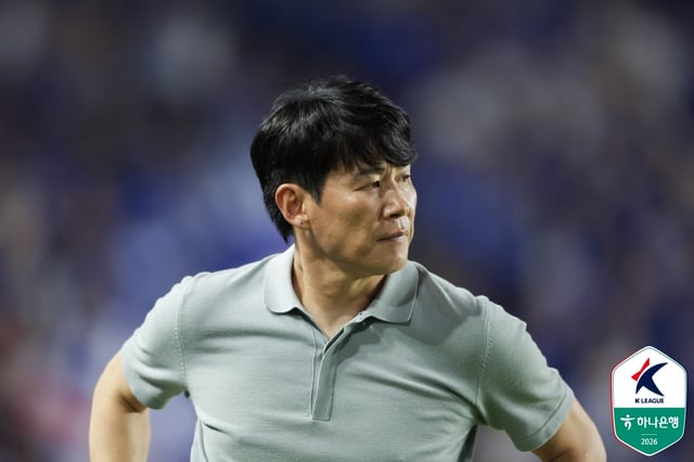 SuwonFC manager Park Geon-ha watches the Hana Bank K League 2 2026 Round 22 match held at Suwon World Cup Stadium on the afternoon of the 15th at 7:30 p.m. /Photo=Korea Professional Football League