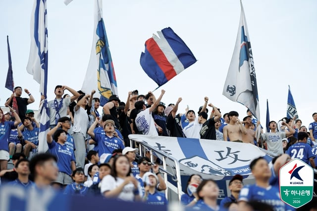 열정적인 응원을 보내는 수원 삼성 서포터. /사진=한국프로축구연맹 제공