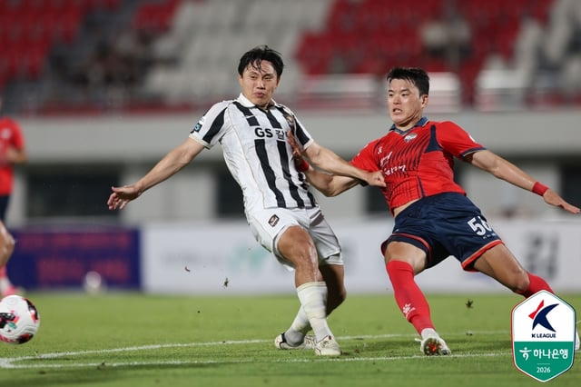 Tiền đạo FC Seoul Cho Young-wook (giữa). /Ảnh=Liên đoàn Bóng đá Chuyên nghiệp Hàn Quốc